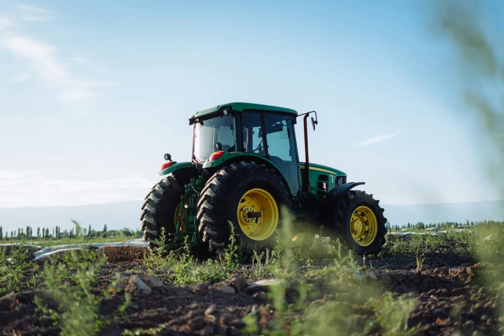 Erdarbeiten Gartenbau - Traktor